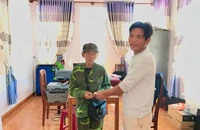 Người đàn ông bán giúp vé số và trả lại tiền cho người đánh rơi