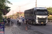 Chở nhựa đường rơi vãi đầy quốc lộ, lái xe ben bị bắt dọn sạch 