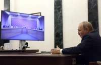 Tổng thống Nga Vladimir Putin họp với những người đứng đầu cơ quan an ninh và tình báo qua video ở Moscow ngày 29-9. Ảnh: SPUTNIK