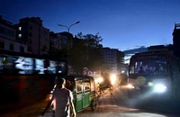 Mất điện ở ở trung tâm thủ đô Dhaka (Bangladesh) ngày 4-10. Ảnh AFP