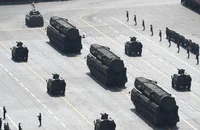 Các binh sĩ Nga trưng bày tên lửa hạt nhân tầm xa RS-24 Yars trong lễ duyệt binh mừng Ngày Chiến thắng tại thủ đô Moscow (Nga) ngày 7-5. Ảnh: SPUTNIK