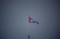Cột cờ Triều Tiên ở làng Gijungdong (Triều Tiên) nhìn từ một chốt quân sự Hàn Quốc tại Khu phi quân sự liên Triều ngày 19-7. Ảnh: REUTERS