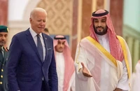Tổng thống Mỹ Joe Biden (trái) và Thái tử Saudi Arabia - ông Mohammed bin Salman tại Cung điện Al-Salam, thành phố Jeddah (Saudi Arabia) vào tháng 7. Ảnh: REUTERS
