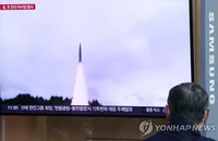 Một bản tin về một vụ phóng tên lửa của Triều Tiên đang được chiếu trên TV tại ga Seoul ở Seoul (Hàn Quốc) ngày 9-10. Ảnh: YONHAP