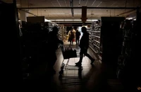 Người dân mua sắm trong siêu thị khi thành phố Kharkiv bị cúp điện ngày 17-10. Ảnh: REUTERS