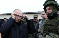 Tổng thống Nga Vladimir Putin đến thăm một trung tâm huấn luyện quân sự ở Vùng Ryazan (Nga) ngày 20-10. Ảnh: SPUTNIK 