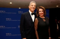 Vợ chồng Chủ tịch Hạ viện Mỹ Nancy Pelosi tại buổi tiệc của Hiệp hội Phóng viên Nhà Trắng ở thủ đô Washington D.C (Mỹ) ngày 28-4-2018. Ảnh: REUTERS