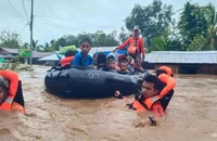 Nhân viên cứu hộ sơ tán người dân khỏi khu vực ngập lụt do bão Nalgae gây ra ở đảo Mindanao (Philippines) ngày 28-10. Ảnh: AFP