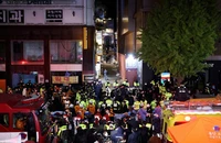 Đội cứu hộ và lính cứu hỏa tại hiện trường lễ hội Halloween ở Seoul, Hàn Quốc, vào ngày 30-10. Ảnh: REUTERS