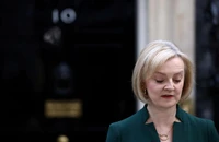 Bà Liz Truss phát biểu lần cuối trên cương vị thủ tướng Anh, bên ngoài dinh thủ tướng tại Số 10 Phố Downing, thủ đô London 25-10. Ảnh: REUTERS