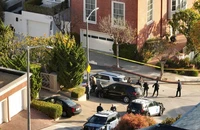 Lực lượng cảnh sát thành phố San Francisco, bang California và đặc vụ của Cục Điều tra Liên bang (FBI) tập trung trước nhà của Chủ tịch Hạ viện Nancy Pelosi vào ngày 28-10. Ảnh: CNN