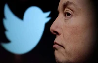 Tỉ phú Elon Musk và logo mạng xã hội Twitter. Ảnh: REUTERS