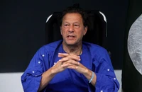 Cựu Thủ tướng Pakistan - ông Imran Khan phát biểu tại bệnh viện ở thành phố Lahore (Pakistan) ngày 4-11 sau khi ông bị tấn công. Ảnh: REUTERS