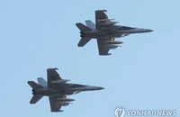 Máy bay tác chiến điện tử EA-18G bay trên bầu trời Căn cứ Không quân Osan, tỉnh Gyeonggi (Hàn Quốc) ngày 2-11 trong cuộc tập trận không quân Vigilant Storm của quân đội Mỹ và Hàn Quốc. Ảnh: YONHAP