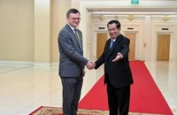Ngoại trưởng Ukraine - ông Dmytro Kuleba (trái) và Thủ tướng Campuchia Hun Sen trước thềm Hội nghị cấp cao ASEAN tại thủ đô Phnom Penh ngày 9-11. Ảnh: REUTERS