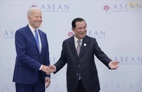 Chiều 12-11, ông Biden gặp lãnh đạo các nước ASEAN tại Hội nghị Cấp cao ASEAN-Mỹ lần thứ 10 ở khách sạn Sokha Phnom Penh. Trong ảnh là Tổng thống Mỹ Joe Biden (trái) và Thủ tướng Campuchia Hun Sen. Ảnh: KHMERTIMES