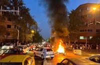 Biểu tình phản đối cái chết của cô Mahsa Amini tại thủ đô Tehran (Iran) ngày 19-9. Ảnh: REUTERS
