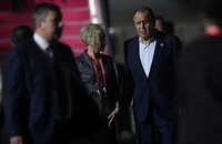 Ngoại trưởng Nga Sergey Lavrov đến sân bay quốc tế Ngurah Rai ở thị trấn Tuban, huyện Badung, đảo Bali (Indonesia) ngày 13-11. Ảnh: REUTERS