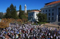 Nhân viên tại ĐH California (Mỹ) cơ sở UC Berkeley đình công. Ảnh: THE NEW YORK TIMES