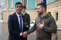 Thủ tướng Anh Rishi Sunak (trái) bắt tay với Tổng thống Ukraine Volodymyr Zelensky trong chuyến thăm đến thủ đô Kiev (Ukraine) ngày 19-11. Ảnh: AFP
