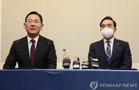 Hạ nghị sĩ Joo Ho-young (trái) của đảng Đảng Quyền lực Quốc dân và Hạ nghị sĩ Park Hong-geun của đảng Dân chủ tổ chức họp báo chung để công bố thỏa thuận điều tra của quốc hội về thảm kịch Itaewon ngày 23-11. Ảnh: YONHAP