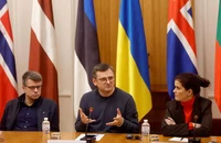 Ngoại trưởng Ukraine - ông Dmytro Kuleba (giữa), Ngoại trưởng Litva - Gabrielius Landsbergis (trái) và Ngoại trưởng Iceland - bà Thordis Gylfadottir trong cuộc họp báo chung ở thủ đô Kiev (Ukraine) ngày 28-11. Ảnh: REUTERS