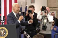 Ông Biden phấn khích thông báo chiến thắng 1-0 của đội tuyển Mỹ trước đội tuyển Iran tại World Cup 2022. Ảnh: CNN