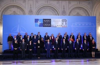 Tổng thư ký NATO Jens Stoltenberg (giữa) chụp ảnh cùng ngoại trưởng các nước NATO tại cuộc họp ở thủ đô Bucharest (Romania) ngày 29-11. Ảnh: REUTERS