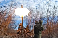 Các thành viên của Cộng hòa Nhân dân Donetsk tự xưng (DPR) bắn lựu pháo vào mặt trận biên giới Bakhmut ở Donetsk. Ảnh: ANADOLU AGENCY