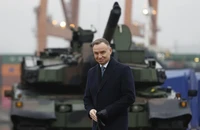 Tổng thống Ba Lan Andrzej Duda tại sự kiện tiếp nhận xe tăng và lựu pháo từ Hàn Quốc ở cảng Gdynia (vịnh Gdansk, trên bờ biển Baltic) ngày 6-12. Ảnh: AP