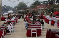 Khách du lịch tại một nhà hàng trên bãi biển Jimbaran ở đảo Bali (Indonesia) ngày 12-11. Ảnh: AP