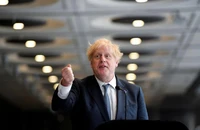 Ông Boris Johnson phát biểu tại Ga Paddington ở thủ đô London (Anh) ngày 17-5. Ảnh: REUTERS