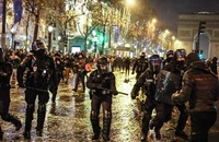 Bạo loạn ở thủ đô Paris (Pháp) ngày 18-12 sau trận chung kết FIFA World Cup 2022 giữa Pháp và Argentina. Ảnh: AFP