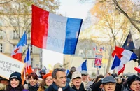 Biểu tình tại Paris ngày 18-12 phản đối các chính sách NATO và EU (hai tổ chức mà Pháp là thành viên). Ảnh: TWITTER