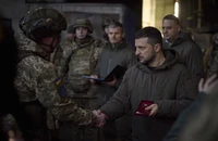 Tổng thống Ukraine Volodymyr Zelensky gặp gỡ các binh sĩ ở TP Bakhmut, tỉnh Donetsk (Ukraine) ngày 20-12. Ảnh: AP