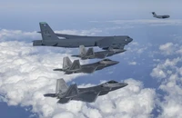 Máy bay ném bom B-52 của Mỹ tập trận chung với máy bay chiến đấu F-35 của Hàn Quốc ngày 20-12. Ảnh: BỘ QUỐC PHÒNG HÀN QUỐC
