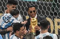 VIDEO: FIFA mở cuộc điều tra sau hành động của 'Thánh rắc muối' tại lễ trao giải World Cup 