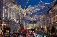 Đèn Giáng sinh tại phố Regent ở thủ đô London - phố thương mại sầm uất nhất nước Anh. Ảnh: AP