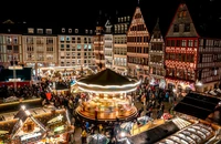 Người dân mua sắm tại khu chợ Giáng sinh truyền thống ở thành phố Frankfurt (Đức). Ảnh: AP