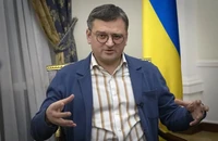 Ngoại trưởng Ukraine Dmytro Kuleba trả lời phỏng vấn với hãng tin AP tại tại trụ sở Bộ ngoại giao ở thủ đô Kiev (Ukraine) ngày 26-12. Ảnh: AP