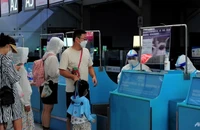 Khách du lịch làm thủ tục trước khi khởi hành tại sân bay quốc tế Phượng Hoàng Tam Á, thành phố Tam Á, đảo Hải Nam (Trung Quốc) ngày 9-8. Ảnh: AFP
