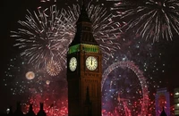 Pháo hoa thắp sáng bầu trời thủ đô London (Anh) ngày 1-1. Ảnh: TWITTER