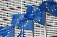 Cờ của Liên minh Châu Âu (EU) bên ngoài trụ sở Ủy ban Châu Âu ở thủ đô Brussels (Bỉ) ngày 28-9. Ảnh: REUTERS