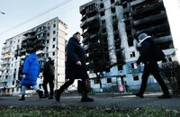 Người dân đi bộ qua thị trấn Borodianka, ngoại ô Kiev (Ukraine) ngày 2-1. Ảnh: BLOOMBERG