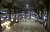 Một trung tâm mua sắm ở thành phố Peshawar (Pakistan) ngày 4-1. Ảnh: AP