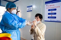 Người dân tỉnh Hồ Nam (TQ) dùng một liều vaccine COVID-19 dạng hít tại một trung tâm dịch vụ y tế cộng đồng tỉnh Hồ Nam (TQ) ngày 22-12-2022. Ảnh: TÂN HOA XÃ