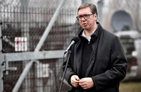 Tổng thống Serbia Aleksandar Vucic phát biểu tại hàng rào biên giới Hungary-Serbia ngày 15-12-2022. Ảnh: REUTERS