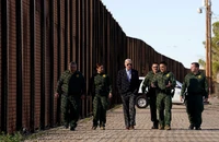 Tổng thống Mỹ Joe Biden nói chuyện với các sĩ quan tuần tra biên giới tại bức tường biên giới Mỹ-Mexico ở thành phố El Paso, bang Texas (Mỹ) ngày 8-1. Ảnh: REUTERS