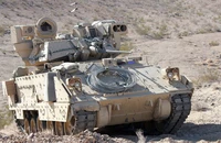 Một chiếc Bradley M2 được trưng bày tại một cuộc diễn tập huấn luyện ở Trung tâm Huấn luyện Quốc gia Fort Irwin, bang California (Mỹ). Ảnh: 19FORTYFIVE