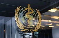 Logo của Tổ chức Y tế Thế giới (WHO) ở lối vào trụ sở WHO, ở thành phố Geneva (Thụy Sĩ) ngày 20-12-2021. Ảnh: REUTERS